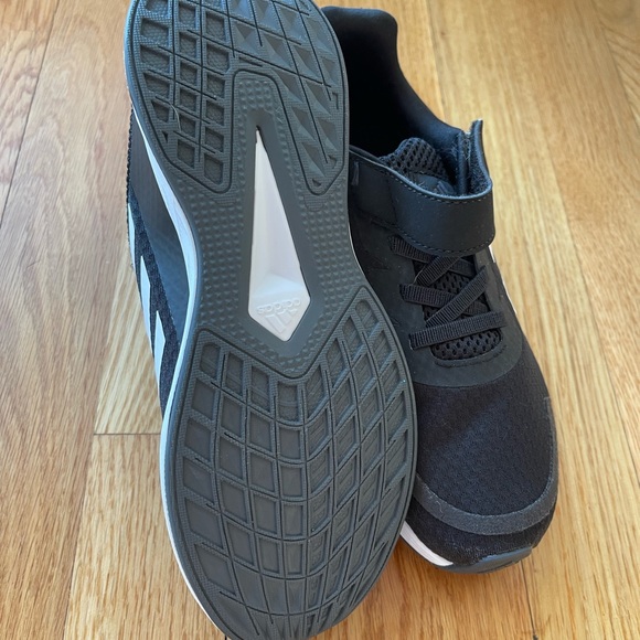 Boys Adidas sneakers, excellent condition, size 1.5 - Picture 3 of 3